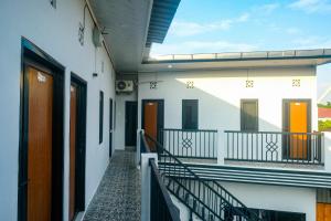 un couloir d'une maison avec un balcon dans l'établissement RedDoorz at MG House Siantar Timur, à Pematang Siantar