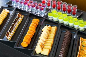 een dienblad met verschillende soorten eten en drinken bij Hyatt Regency Yokohama in Yokohama +75 foto's