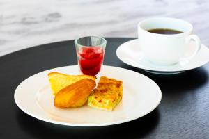 een bord eten met toast en een kopje koffie bij Hyatt Regency Yokohama in Yokohama