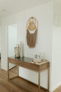 una mesa con un sombrero colgando de una pared en California 'Luxe Boho' with Pool, en Echuca