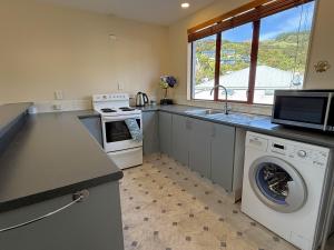eine Küche mit Waschmaschine und Trockner in der Unterkunft Seaview Akaroa in Akaroa