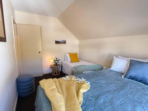 Ein Bett oder Betten in einem Zimmer der Unterkunft Seaview Akaroa + 35 Fotos