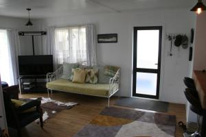 TV a/nebo společenská místnost v ubytování Hosts on the Coast Sandy Paws