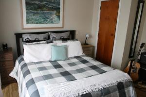 Postel nebo postele na pokoji v ubytování Hosts on the Coast Sandy Paws