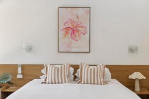 Postel nebo postele na pokoji v ubytování Hibiscus Villa - Beachfront, 2 pools, Tennis, Restaurant + 19 fotografií