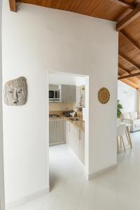 eine offene Küche mit weißen Wänden und weißen Böden in der Unterkunft Casa Bosques in Pilarica - Family and cozy in Medellín