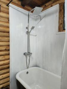 a white tub in a bathroom with a shower at Cabaña La Pintoresca in Capilla del Señor +1 photo