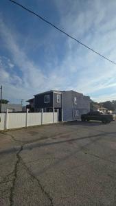 ein kleines Haus mit einem davor geparkt in der Unterkunft Bluehouse in East Chicago