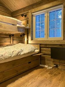 Ένα ή περισσότερα κρεβάτια σε δωμάτιο στο Newly Built Log Cabin Near Hardangervidda