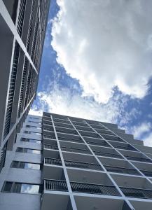 un edificio alto con el cielo al fondo en Savea Bay City Manila, en Manila