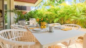 mesa de comedor blanca con sillas blancas y mesa blanca en Recently renovated 3BR apartment near Layan Beach, en Phuket
