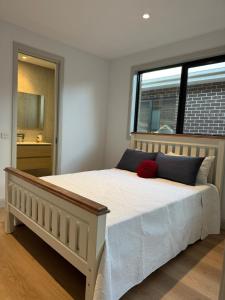 Postel nebo postele na pokoji v ubytování Seas the Day