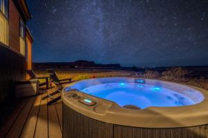 Bazén v ubytování Tiny Home w Panoramic Views Hot Tub Near Zion nebo v jeho okolí