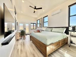 Postel nebo postele na pokoji v ubytování Tiny Home w Panoramic Views Hot Tub Near Zion