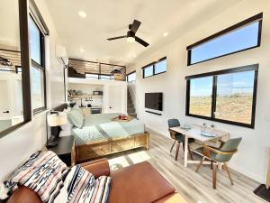 Posezení v ubytování Tiny Home w Panoramic Views Hot Tub Near Zion