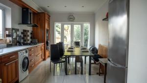 ダービーにある6 BDR House By Eason Stays Short Lets & Serviced Accommodation Derby With Free Parkingのキッチンにテーブルと椅子がある +50枚の写真