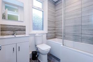 Gallery image of Stylish Home in a Prime Location Walkden Comfort in Worsley