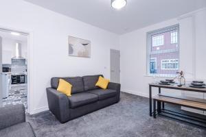 Dapur atau dapur kecil di Four BR House By Eason Stays Short Lets & Serviced Accommodation Atherton With Free Parking