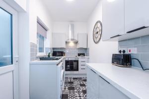 Dapur atau dapur kecil di Four BR House By Eason Stays Short Lets & Serviced Accommodation Atherton With Free Parking +66 gambar