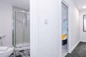 Bilik mandi di Four BR House By Eason Stays Short Lets & Serviced Accommodation Atherton With Free Parking