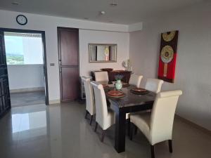 Ban PhayunにあるApartment on Beach, Stunning Views, Rayongのダイニングルーム(黒いテーブル、白い椅子付) +39枚の写真
