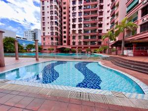 Bazén v ubytování 6 BEDROOMS PENTHOUSE MARINA COURT CITY CENTRE - 19pax nebo v jeho okolí