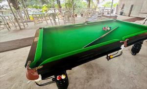 - un billard avec une balle en haut dans l'établissement Maitree Beach Resort, à Arambol