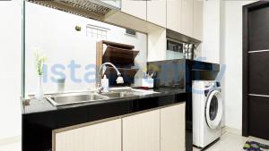 ナゴヤにある3BR The BCC Residence 1012 City Viewのシンクと洗濯機付きのキッチン