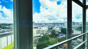 ナゴヤにある3BR The BCC Residence 1012 City Viewの窓から市街の景色を望めます。