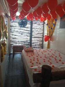 um quarto com uma cama com corações vermelhos em Venido del mar III em Playa Blanca