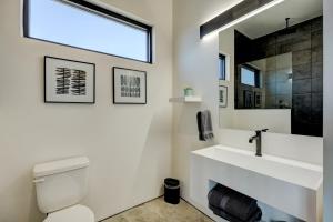 Koupelna v ubytování The LOFTS by LeftFrame + 21 fotografií
