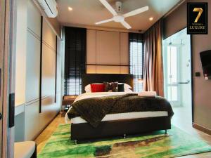 a bedroom with a large bed and a ceiling fan at 7Stonez Luxury ANTARA RESIDENCE Genting Highlands in Genting Highlands