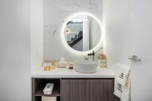 a bathroom with a sink and a mirror at Villa Capri - Luxe Modern by the Village in Mount Eliza +25 photos