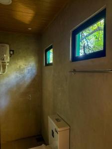 une salle de bain avec toilettes et fenêtre dans l'établissement In the Wild by RoamCeylon, à Polonnâruvâ