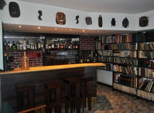 una biblioteca con un bar e alcuni libri di Pokoje Gościnne pod Sikornikiem a Cracovia