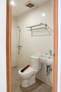 a bathroom with a toilet and a sink at Jember Town Square by Calli Rooms in Wirolegi
