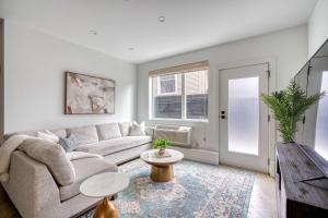 Posezení v ubytování The Artist's Oasis on Alberta - 90 WalkScore