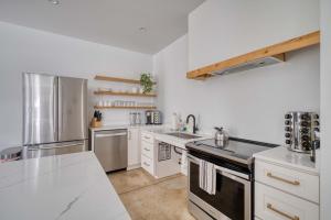 Kuchyň nebo kuchyňský kout v ubytování The Artist's Oasis on Alberta - 90 WalkScore