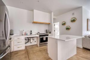 Kuchyň nebo kuchyňský kout v ubytování The Artist's Oasis on Alberta - 90 WalkScore