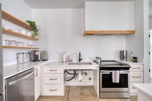 Kuchyň nebo kuchyňský kout v ubytování The Artist's Oasis on Alberta - 90 WalkScore