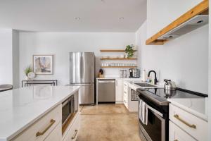 Kuchyň nebo kuchyňský kout v ubytování The Artist's Oasis on Alberta - 90 WalkScore + 41 fotografií