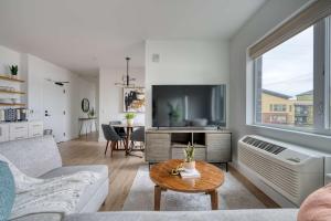TV a/nebo společenská místnost v ubytování Stay Portland - Designer 2BR Alberta Arts District 90 WalkScore