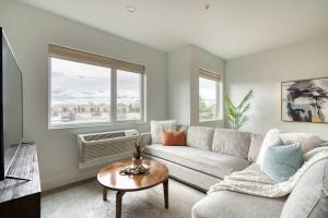 Posezení v ubytování Stay Portland - Designer 2BR Alberta Arts District 90 WalkScore
