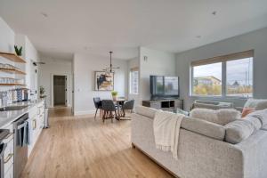 TV a/nebo společenská místnost v ubytování Stay Portland - Designer 2BR Alberta Arts District 90 WalkScore + 35 fotografií