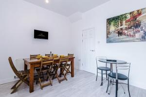 TV a/nebo společenská místnost v ubytování Four BR House By Eason Stays Short Lets & Serviced Accommodation Chorley With Free Parking