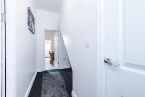 Koupelna v ubytování Four BR House By Eason Stays Short Lets & Serviced Accommodation Chorley With Free Parking + 63 fotografií