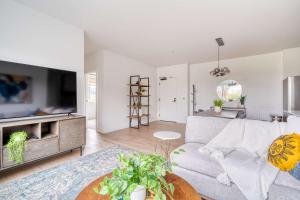 ein Wohnzimmer mit Sofa und Fernseher in der Unterkunft Stay Portland - The Cascadia Retreat - Luxury Home - 90 WalkScore in Portland