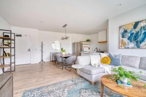 ein Wohnzimmer mit Sofa und Tisch in der Unterkunft Stay Portland - The Cascadia Retreat - Luxury Home - 90 WalkScore in Portland