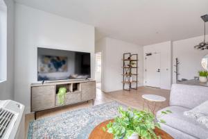 ein Wohnzimmer mit Sofa und Fernseher in der Unterkunft Stay Portland - The Cascadia Retreat - Luxury Home - 90 WalkScore in Portland