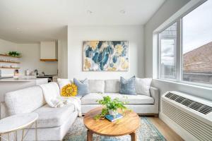 ein Wohnzimmer mit Sofa und Tisch in der Unterkunft Stay Portland - The Cascadia Retreat - Luxury Home - 90 WalkScore in Portland